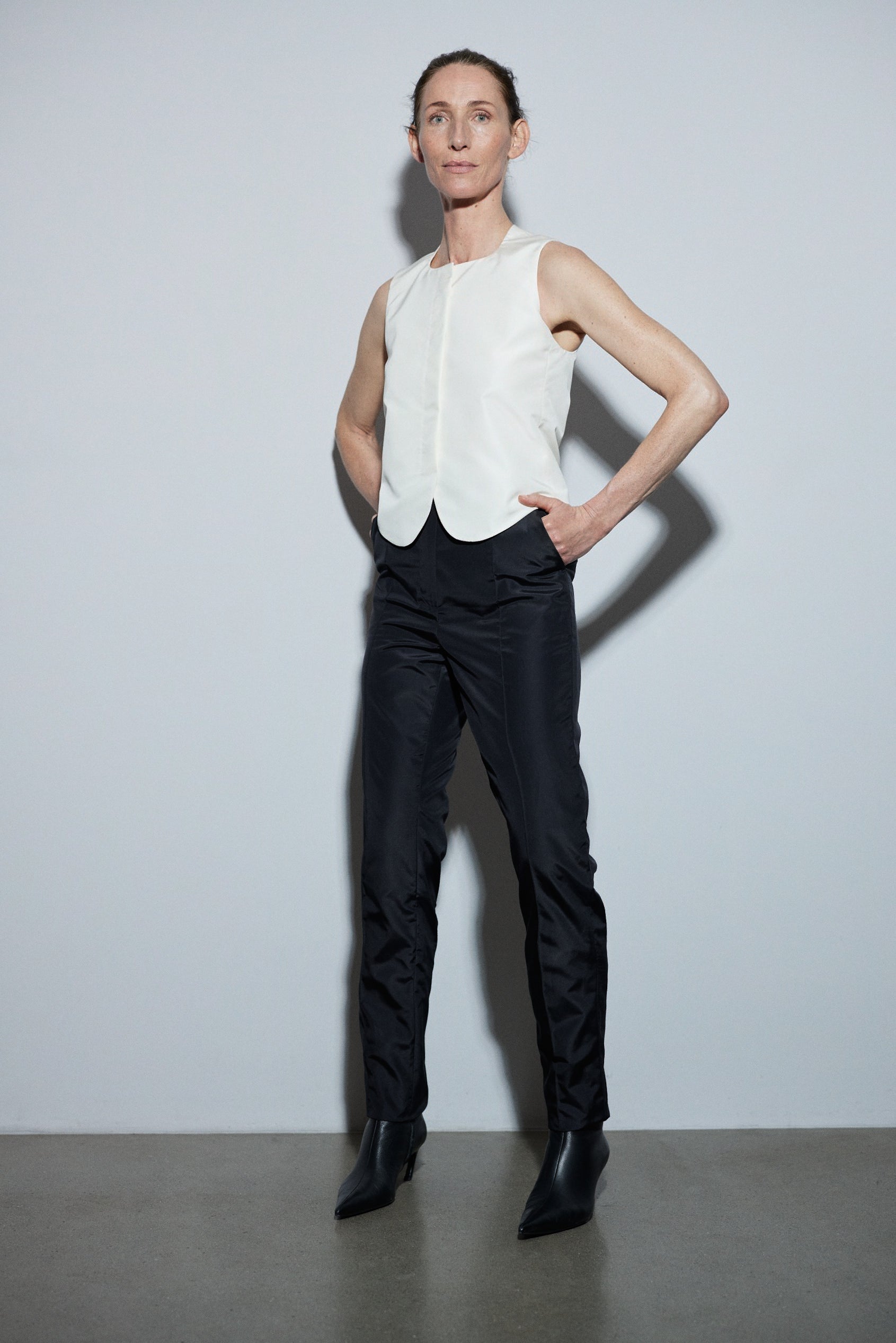 Eve trousers in black, silk